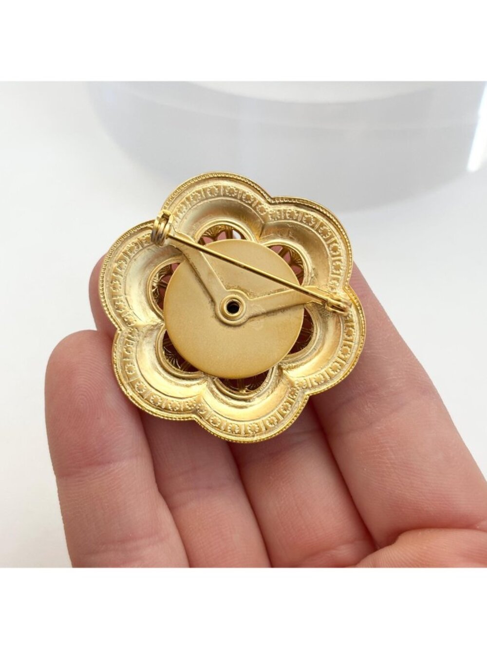 Black Cameo Accented Gold Scalloped Setting Vintage Costume Brooch | Lapel Pin - Picture 7 of 10